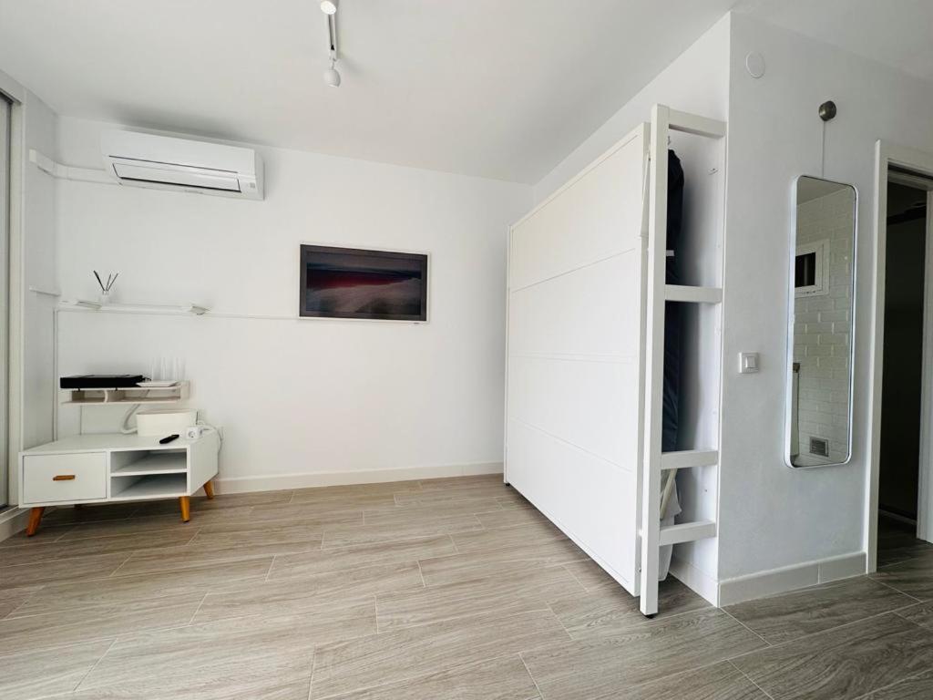 Modern White Studio Беналмадена Екстериор снимка